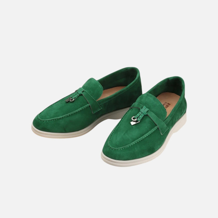 Herre-mocassiner med flad lys sål og dekorative snøredetaljer