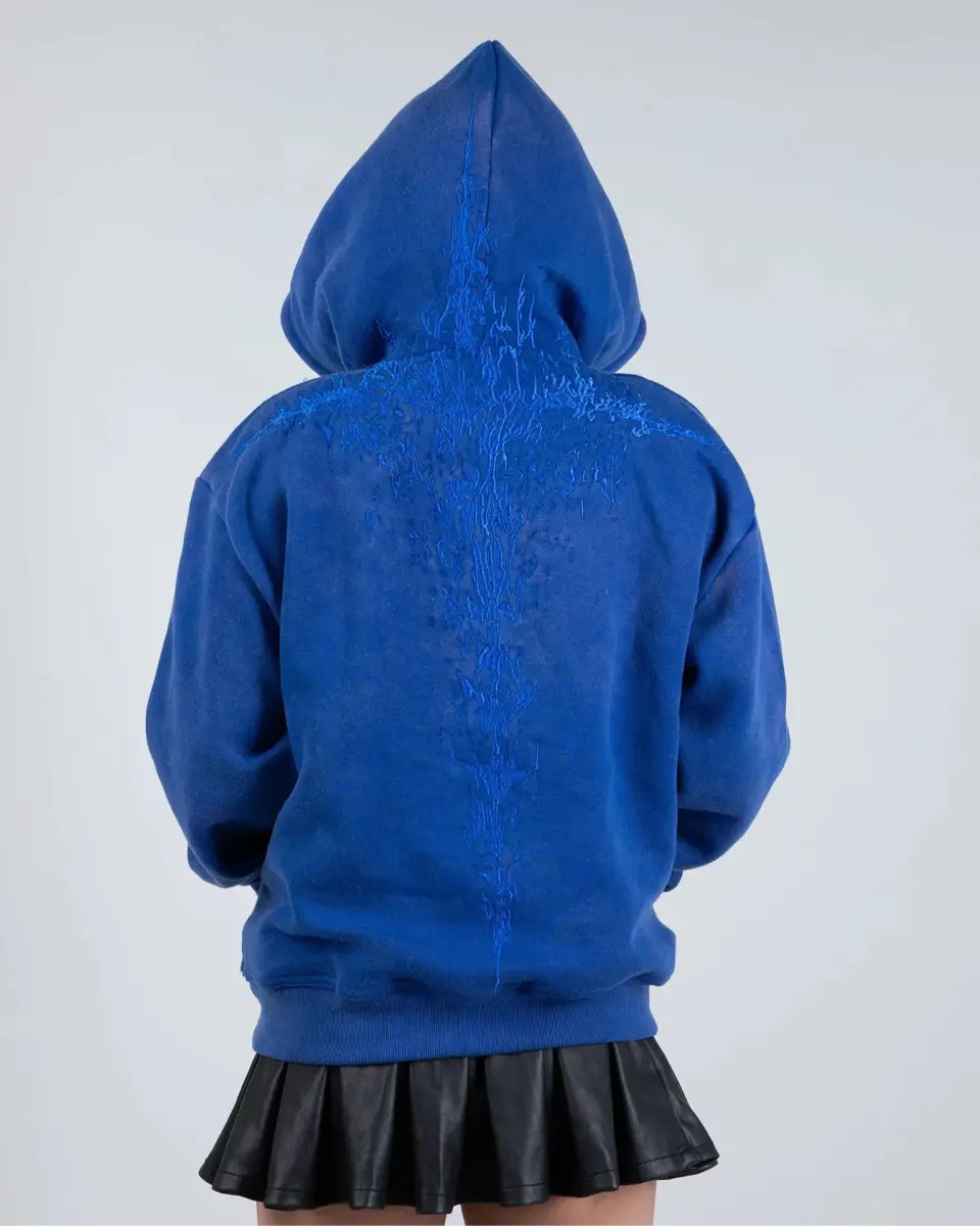 Dame hoodie med lynlås, hætte og broderet rygmotiv