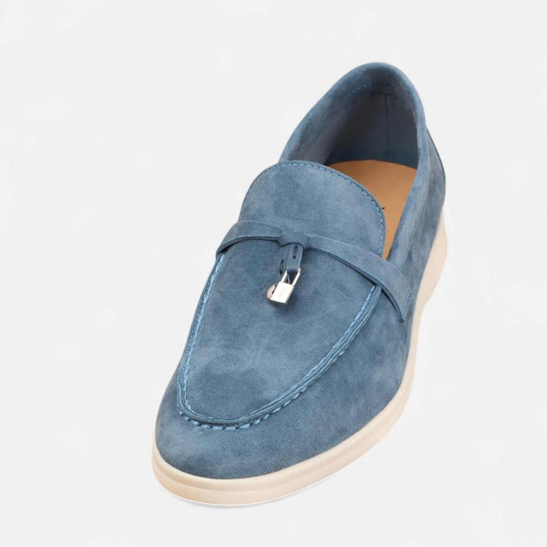 Herre-mocassiner med flad lys sål og dekorative snøredetaljer