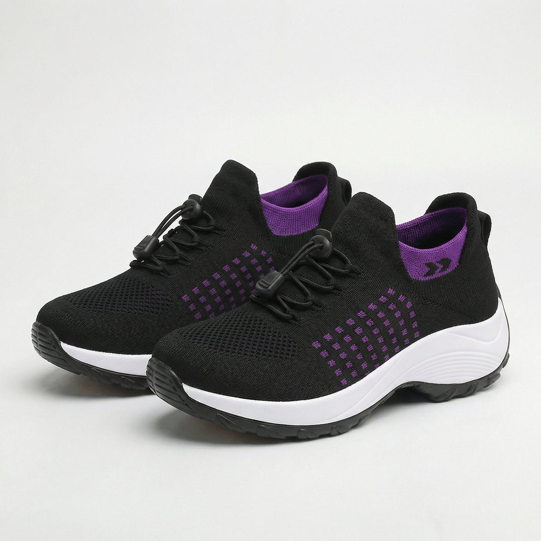 Sorte sneakers med lilla geometriske detaljer, hvid mellemsål og snørelukning