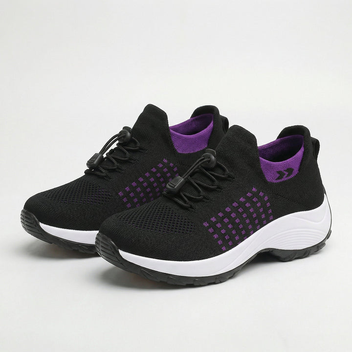 Sorte sneakers med lilla geometriske detaljer, hvid mellemsål og snørelukning