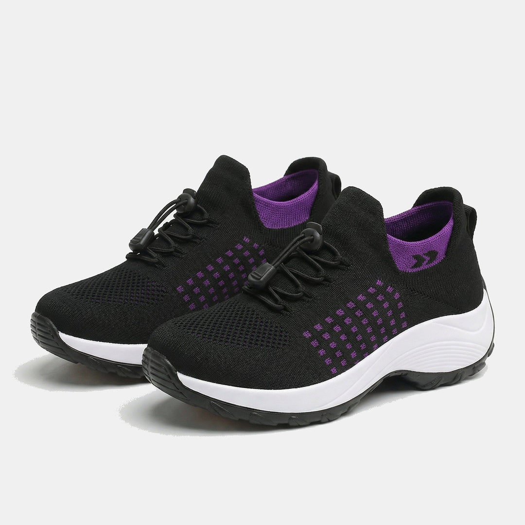 Sorte sneakers med lilla geometriske detaljer, hvid mellemsål og snørelukning