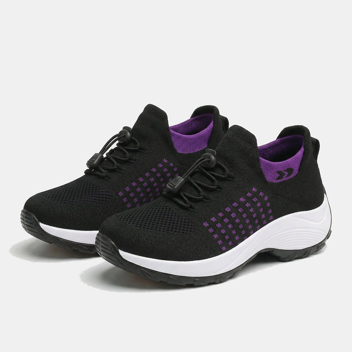 Sorte sneakers med lilla geometriske detaljer, hvid mellemsål og snørelukning