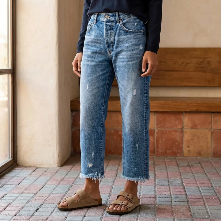 Damejeans med lige ben, slidte detaljer og frynsede cropped kanter