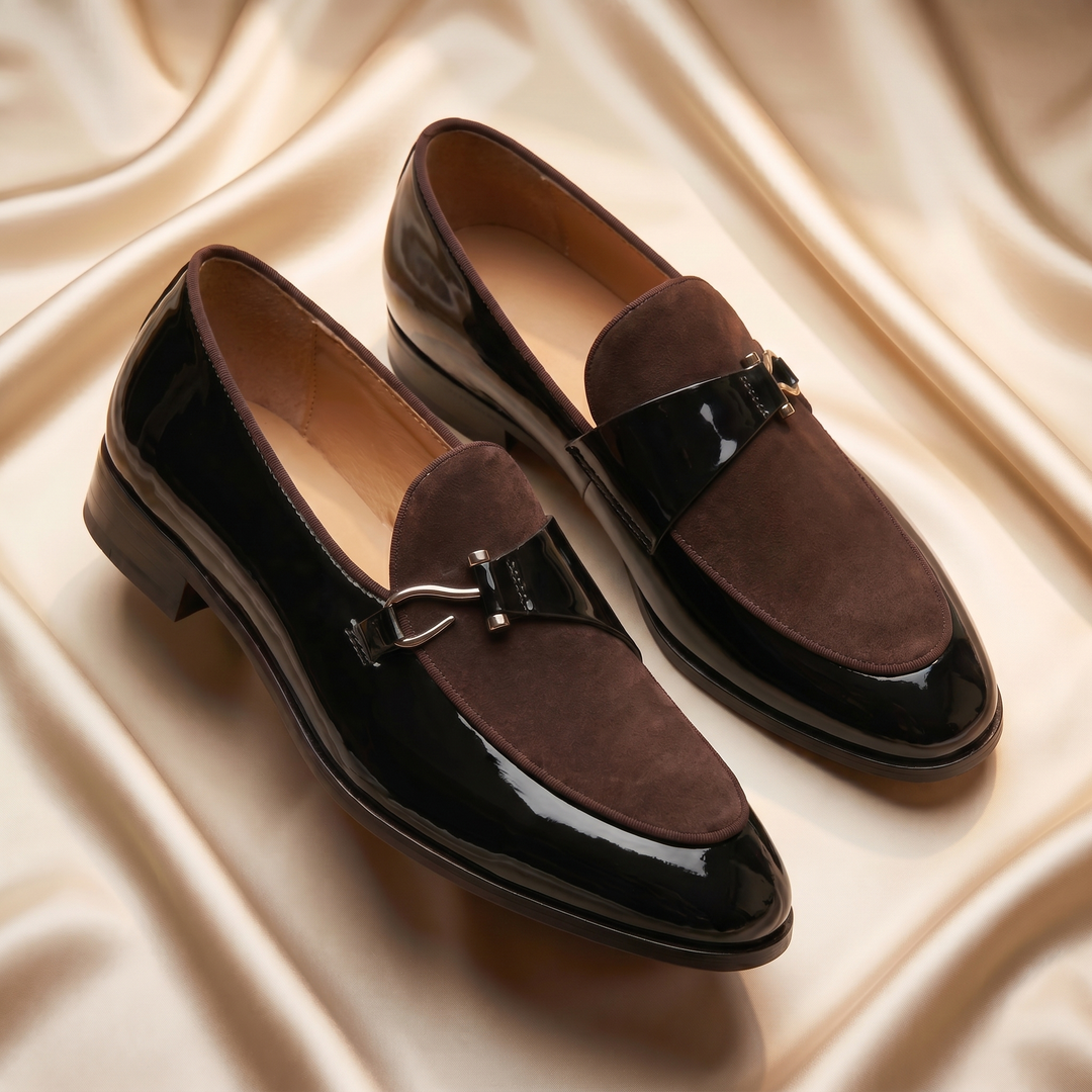 Loafers med blank overflade og metalspænde