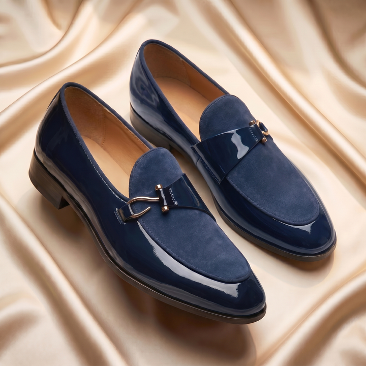Loafers med blank overflade og metalspænde