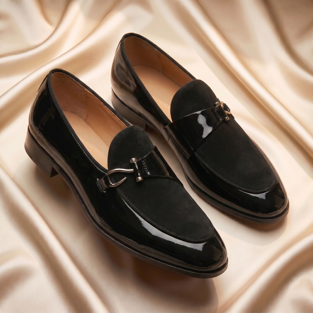 Loafers med blank overflade og metalspænde