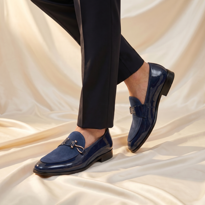 Loafers med blank overflade og metalspænde