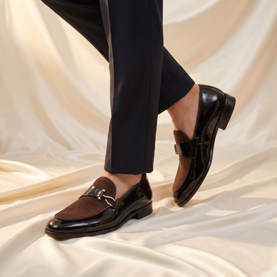 Loafers med blank overflade og metalspænde