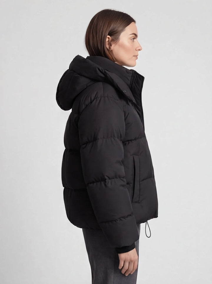 Quiltet damejakke med hætte, lange ærmer og kort oversized pasform
