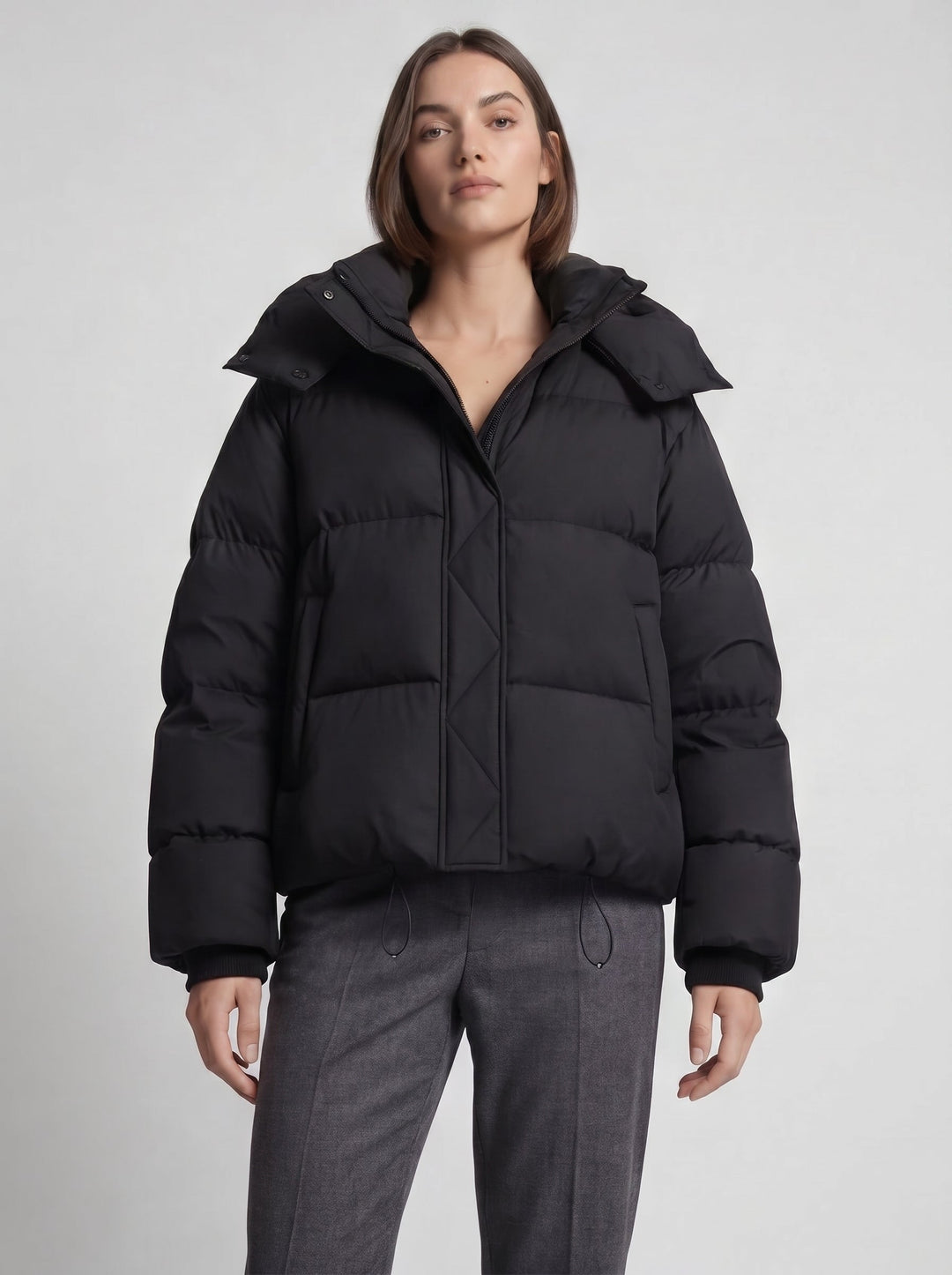 Quiltet damejakke med hætte, lange ærmer og kort oversized pasform