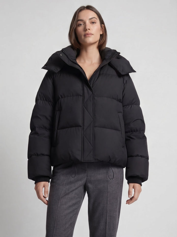 Quiltet damejakke med hætte, lange ærmer og kort oversized pasform
