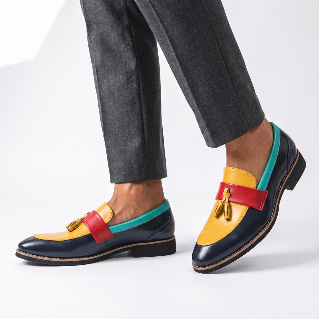 Kontrastfarvede loafers med rem og dekorative frynser