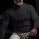 Herre-rullekravesweater med høj krave, lange ærmer og lodret ribstruktur