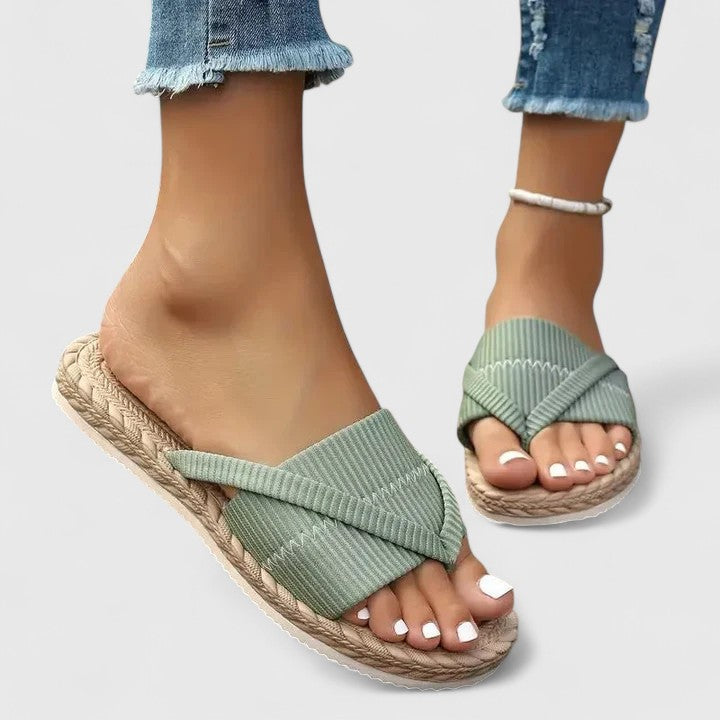 Espadrilsandal med krydsede remme og flettet jute-sål