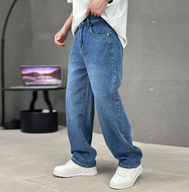 Herre jeans med blå denim, lige ben, forlommer og hvide sneakers