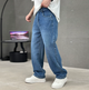 Herre jeans med blå denim, lige ben, forlommer og hvide sneakers
