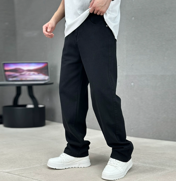 Herre jeans med blå denim, lige ben, forlommer og hvide sneakers