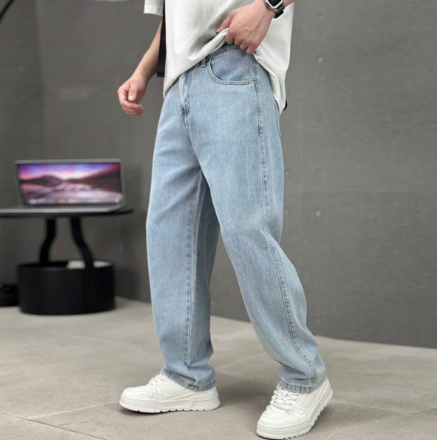 Herre jeans med blå denim, lige ben, forlommer og hvide sneakers