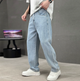 Herre jeans med blå denim, lige ben, forlommer og hvide sneakers