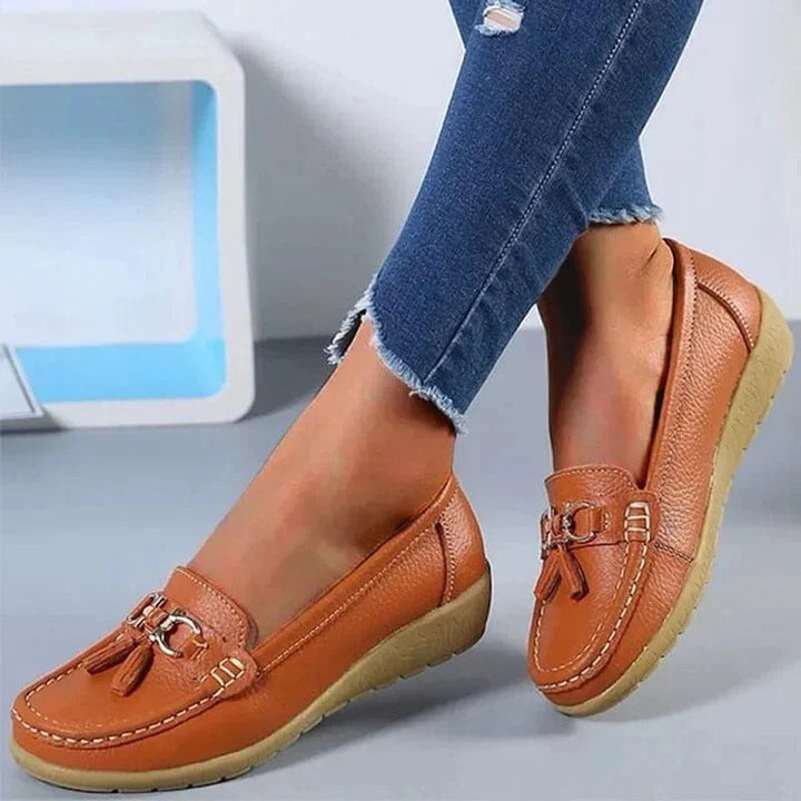 Dame loafers med metalbeslag, dekorative kvaster og flad lys sål