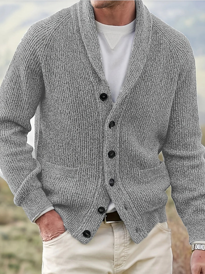 Herrecardigan i ribstrik med sjalskrave, knapper og forlommer