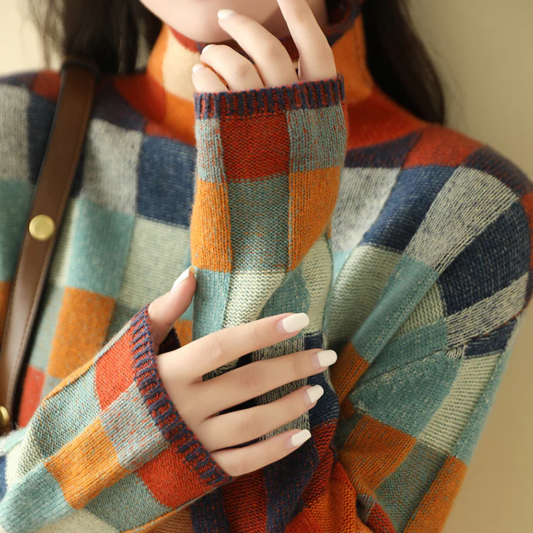 Damesweater med rullekrave og flerfarvet ternet patchwork