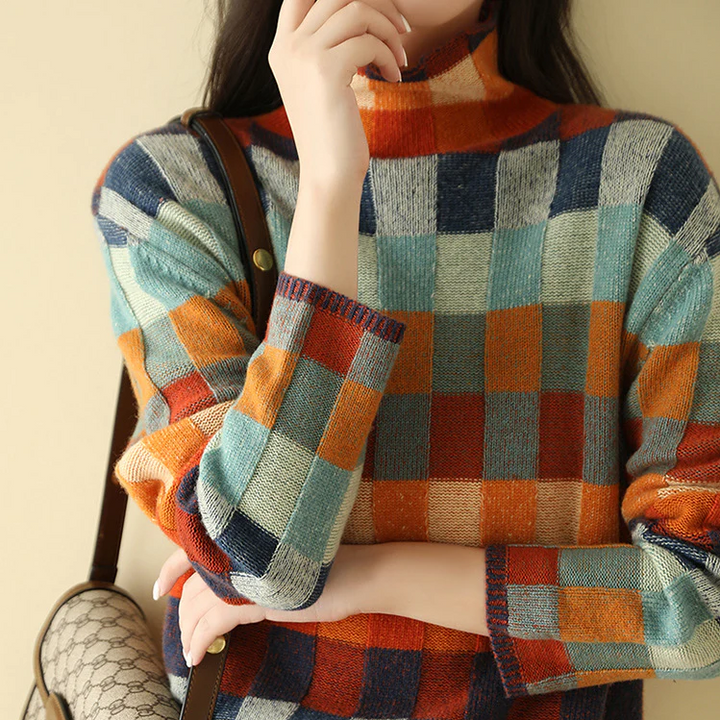 Damesweater med rullekrave og flerfarvet ternet patchwork