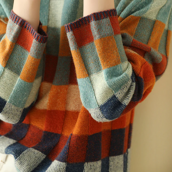 Damesweater med rullekrave og flerfarvet ternet patchwork