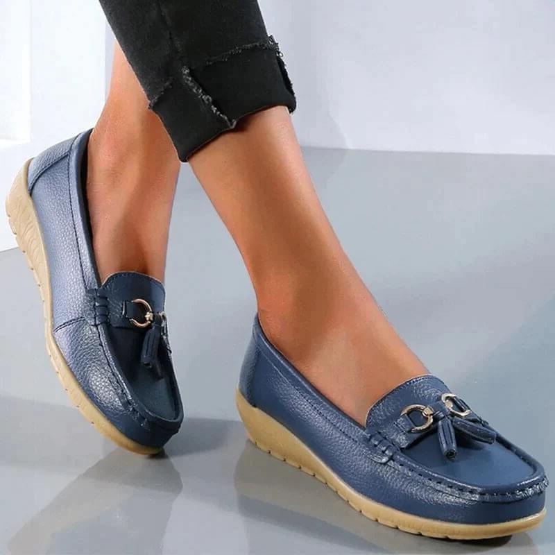 Dame loafers med metalbeslag, dekorative kvaster og flad lys sål