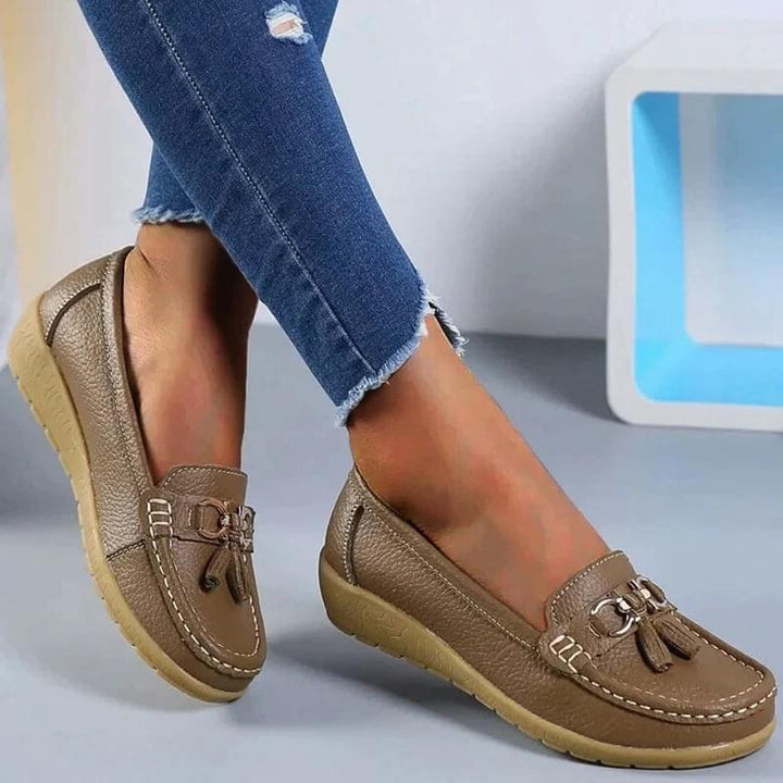 Dame loafers med metalbeslag, dekorative kvaster og flad lys sål