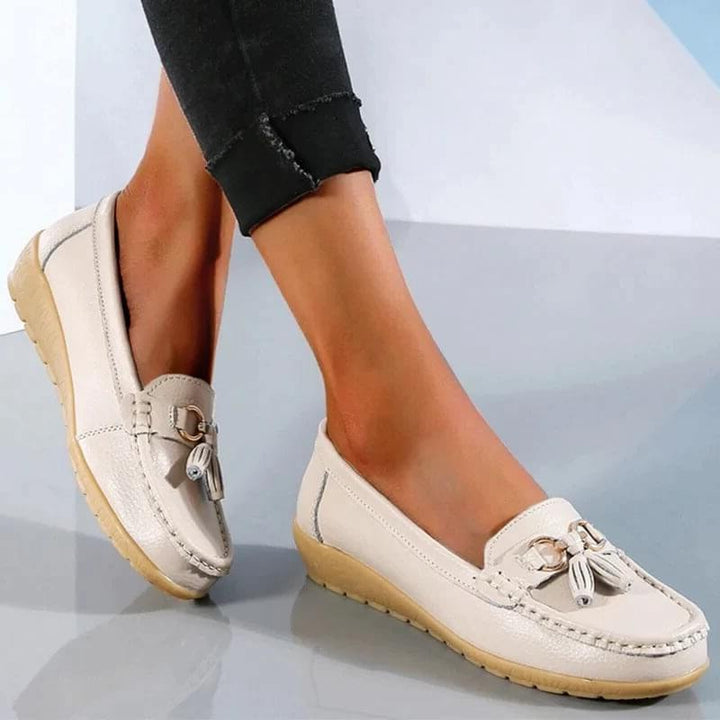 Dame loafers med metalbeslag, dekorative kvaster og flad lys sål