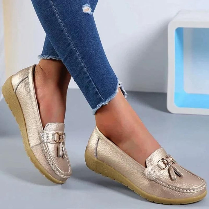Dame loafers med metalbeslag, dekorative kvaster og flad lys sål