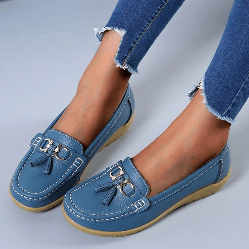Dame loafers med metalbeslag, dekorative kvaster og flad lys sål