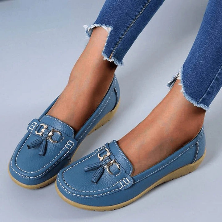 Dame loafers med metalbeslag, dekorative kvaster og flad lys sål