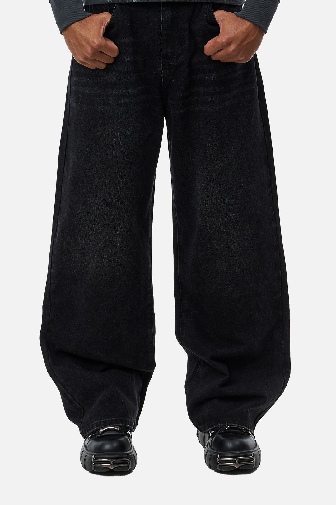 Sorte herrejeans med brede ben og grafisk mønster på baglommerne