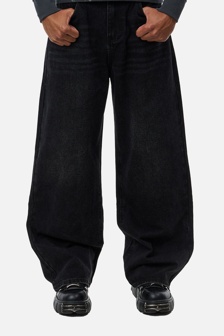 Sorte herrejeans med brede ben og grafisk mønster på baglommerne