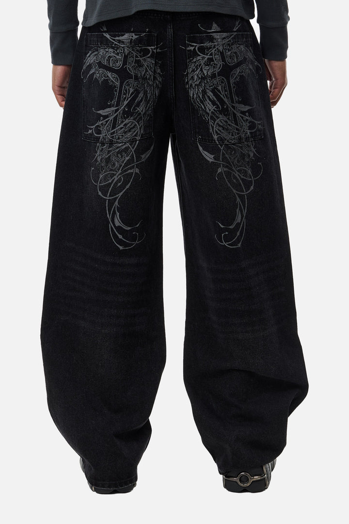 Sorte herrejeans med brede ben og grafisk mønster på baglommerne