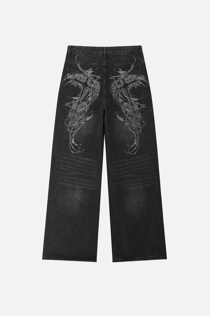 Sorte herrejeans med brede ben og grafisk mønster på baglommerne
