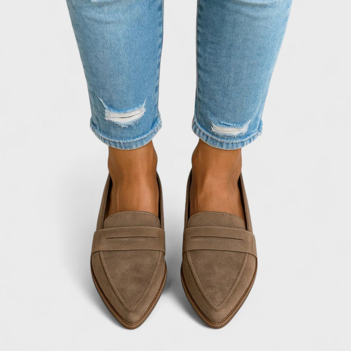 Dame loafers med spids tå, bred rem og lav hæl
