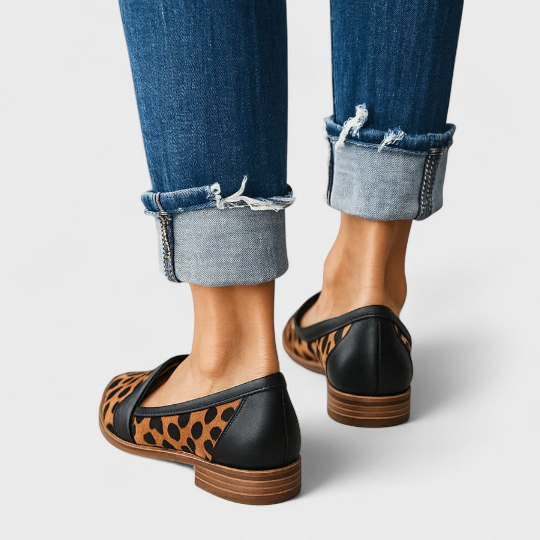 Dame loafers med spids tå, bred rem og lav hæl