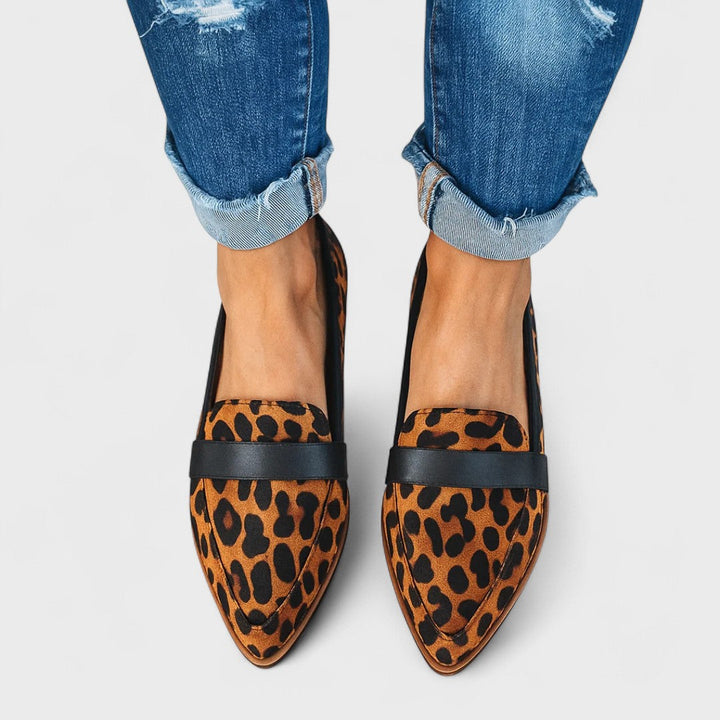 Dame loafers med spids tå, bred rem og lav hæl