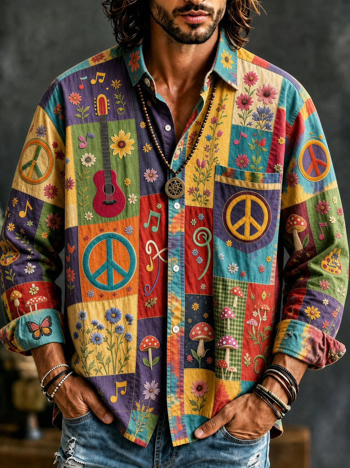 Herreskjorte med farverigt patchworkprint, guitarer, blomster og fredstegn