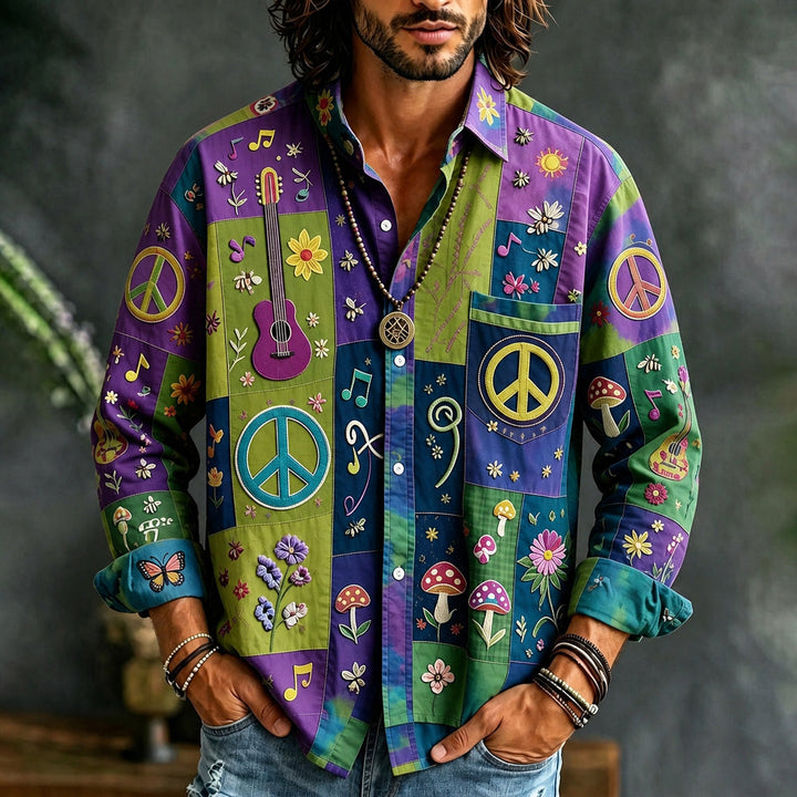 Herreskjorte med farverigt patchworkprint, guitarer, blomster og fredstegn