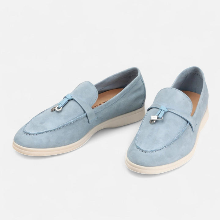 Herre-mocassiner med flad lys sål og dekorative snøredetaljer
