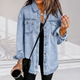 Dame i oversized denimjakke med brystlommer og frynset kant