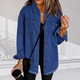 Dame i oversized denimjakke med brystlommer og frynset kant