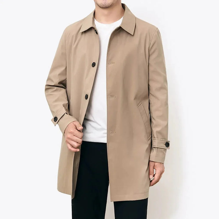 Herretrenchcoat med klassisk krave, lange ærmer, knaplukning og skrå lommer