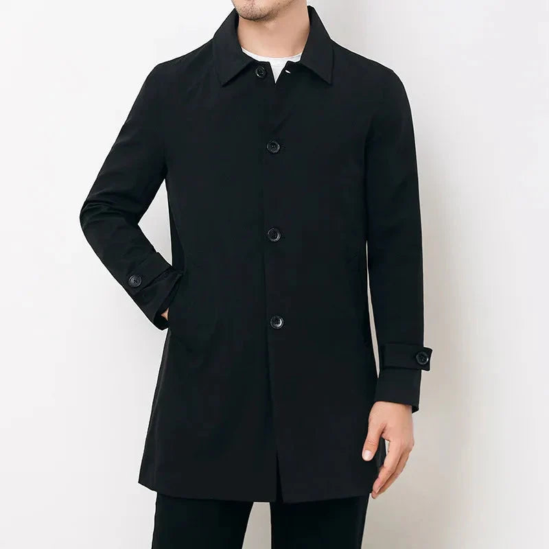Herretrenchcoat med klassisk krave, lange ærmer, knaplukning og skrå lommer
