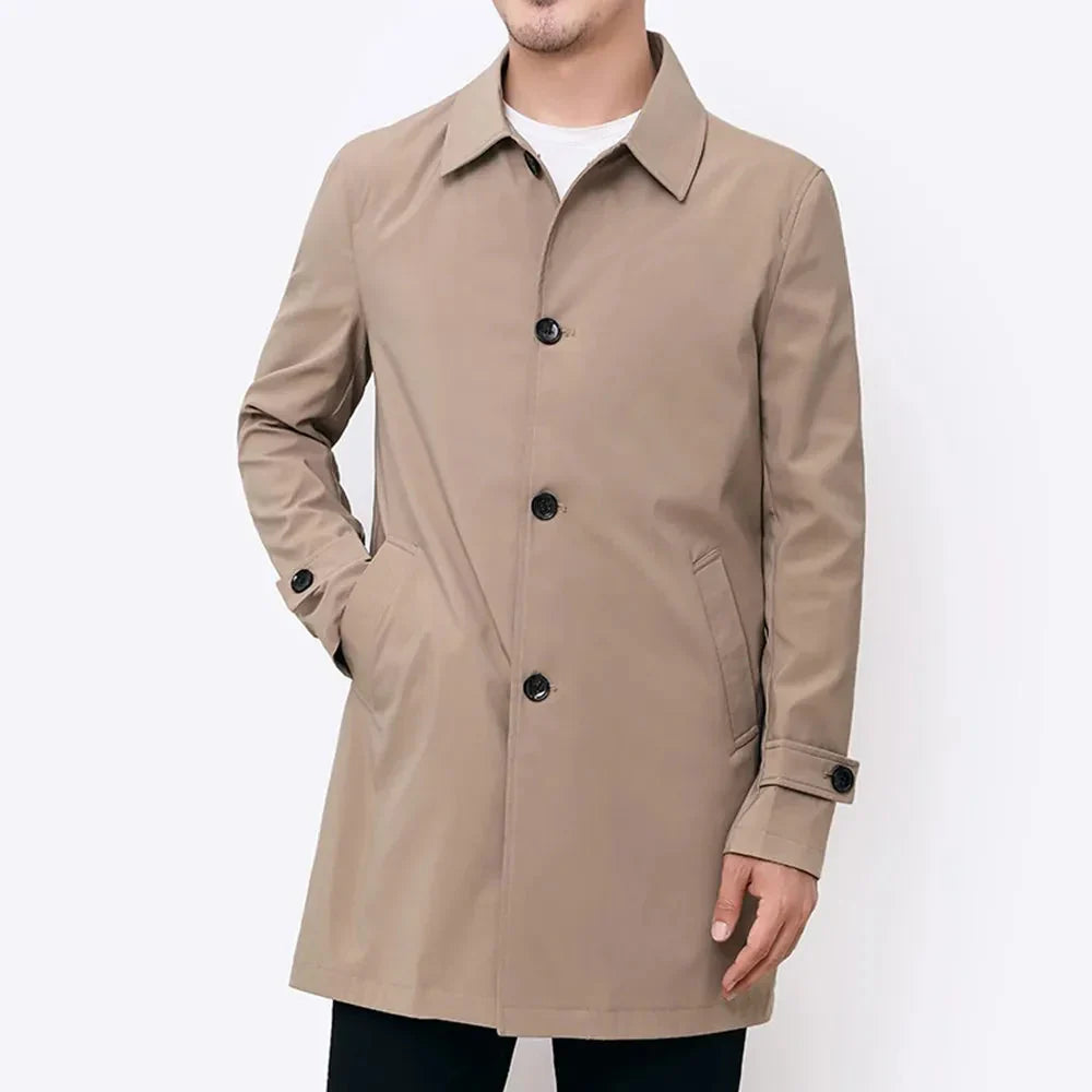 Herretrenchcoat med klassisk krave, lange ærmer, knaplukning og skrå lommer